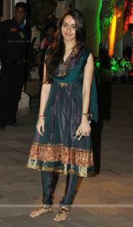 Shraddha Kapoor feet photo thumbnail