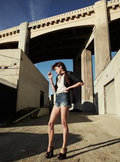 Shailene Woodley feet photo thumbnail