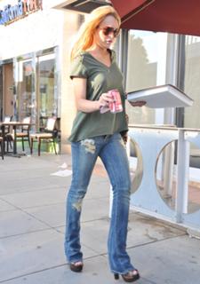 Lindsay Lohan feet photo thumbnail