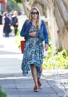 Busy Philipps feet photo thumbnail