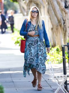 Busy Philipps feet photo thumbnail