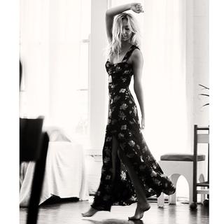 Alexis Ren feet photo thumbnail