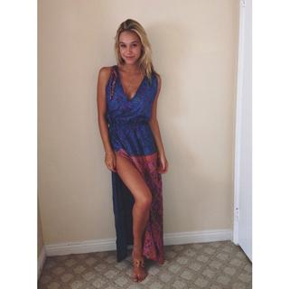 Alexis Ren feet photo thumbnail