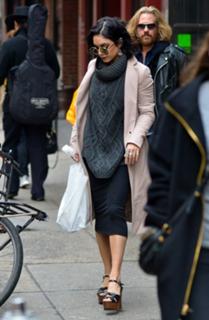 Vanessa Hudgens feet photo thumbnail