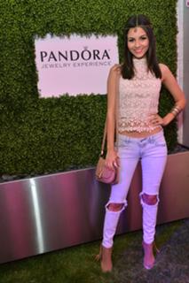 Victoria Justice feet photo thumbnail