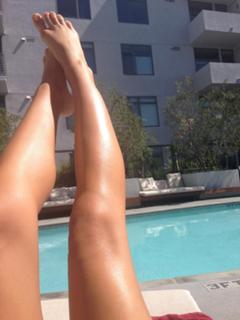 Alexis Ren feet photo thumbnail