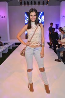 Victoria Justice feet photo thumbnail