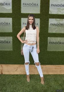 Victoria Justice feet photo thumbnail