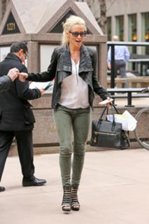 Jenny McCarthy-Wahlberg feet photo thumbnail