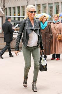 Jenny McCarthy-Wahlberg feet photo thumbnail