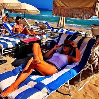 Daisy Fuentes feet photo thumbnail