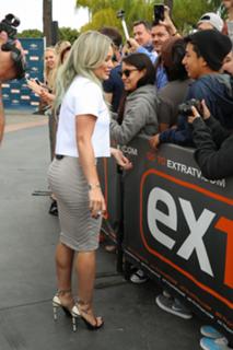 Hilary Duff feet photo thumbnail