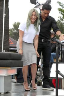 Hilary Duff feet photo thumbnail