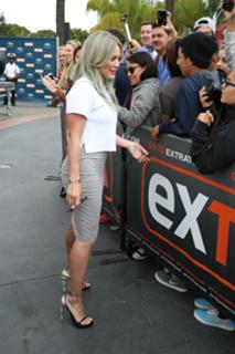 Hilary Duff feet photo thumbnail
