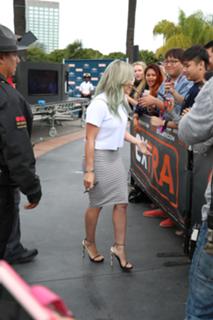 Hilary Duff feet photo thumbnail