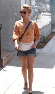 Hayden Panettiere feet photo thumbnail