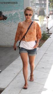 Hayden Panettiere feet photo thumbnail