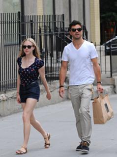 Amanda Seyfried feet photo thumbnail