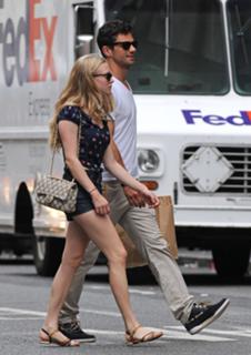 Amanda Seyfried feet photo thumbnail