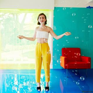 Lily Collins feet photo thumbnail