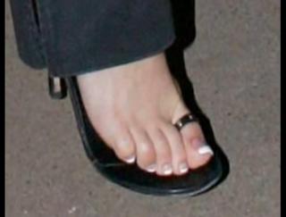 Victoria Beckham feet photo thumbnail