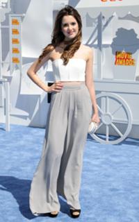 Laura Marano feet photo thumbnail