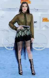 Hailee Steinfeld feet photo thumbnail