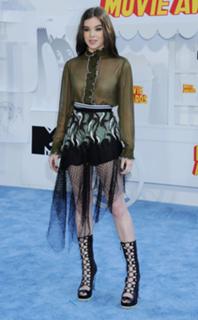 Hailee Steinfeld feet photo thumbnail