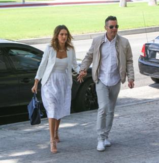 Jessica Alba feet photo thumbnail