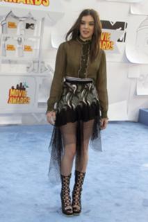 Hailee Steinfeld feet photo thumbnail
