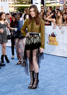 Hailee Steinfeld feet photo thumbnail