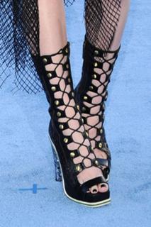 Hailee Steinfeld feet photo thumbnail