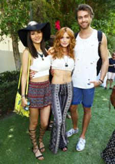 Victoria Justice feet photo thumbnail