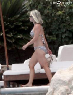 Jennie Garth feet photo thumbnail