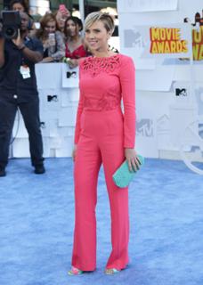 Scarlett Johansson feet photo thumbnail