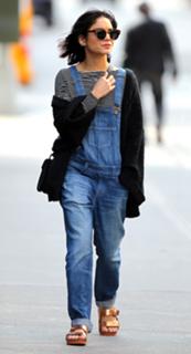 Vanessa Hudgens feet photo thumbnail