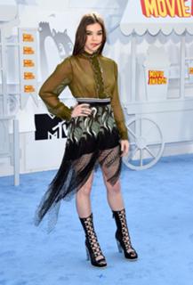 Hailee Steinfeld feet photo thumbnail