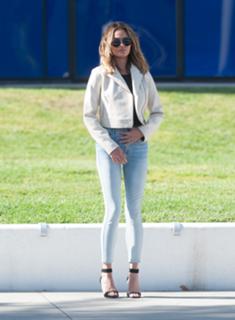 Chrissy Teigen feet photo thumbnail