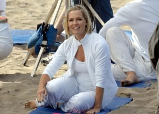 Jennie Garth feet photo thumbnail
