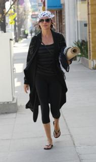 Lisa Rinna feet photo thumbnail