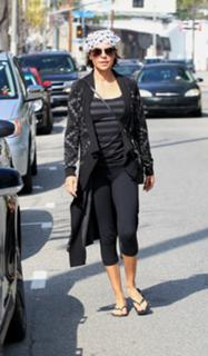 Lisa Rinna feet photo thumbnail