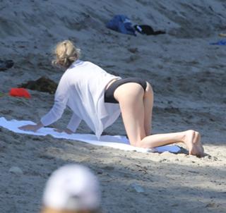 Charlize Theron feet photo thumbnail