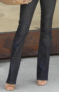 Victoria Beckham feet photo thumbnail