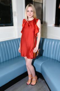 Dakota Fanning feet photo thumbnail