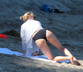Charlize Theron feet photo thumbnail