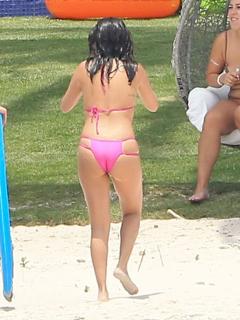 Selena Gomez feet photo thumbnail