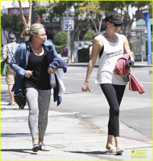 Charlize Theron feet photo thumbnail