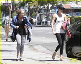 Charlize Theron feet photo thumbnail