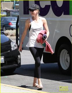 Charlize Theron feet photo thumbnail