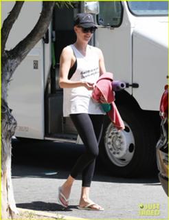 Charlize Theron feet photo thumbnail